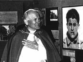 Pope John Paul II visits an exhibit about Blessed Pier Giorgio Frassati. Photo: © Associazione Pier Giorgio Frassati, Rome. Used with permission.