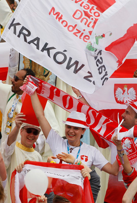 Polish pilgrims cheer as Pope Francis announces that World Youth Day 2016 will take place in Krakow, Poland. (CNS photo/Paul Haring)