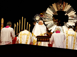 pope-benedict-monstrance-world-youth-day-sydney-cns-paul-haring-montage