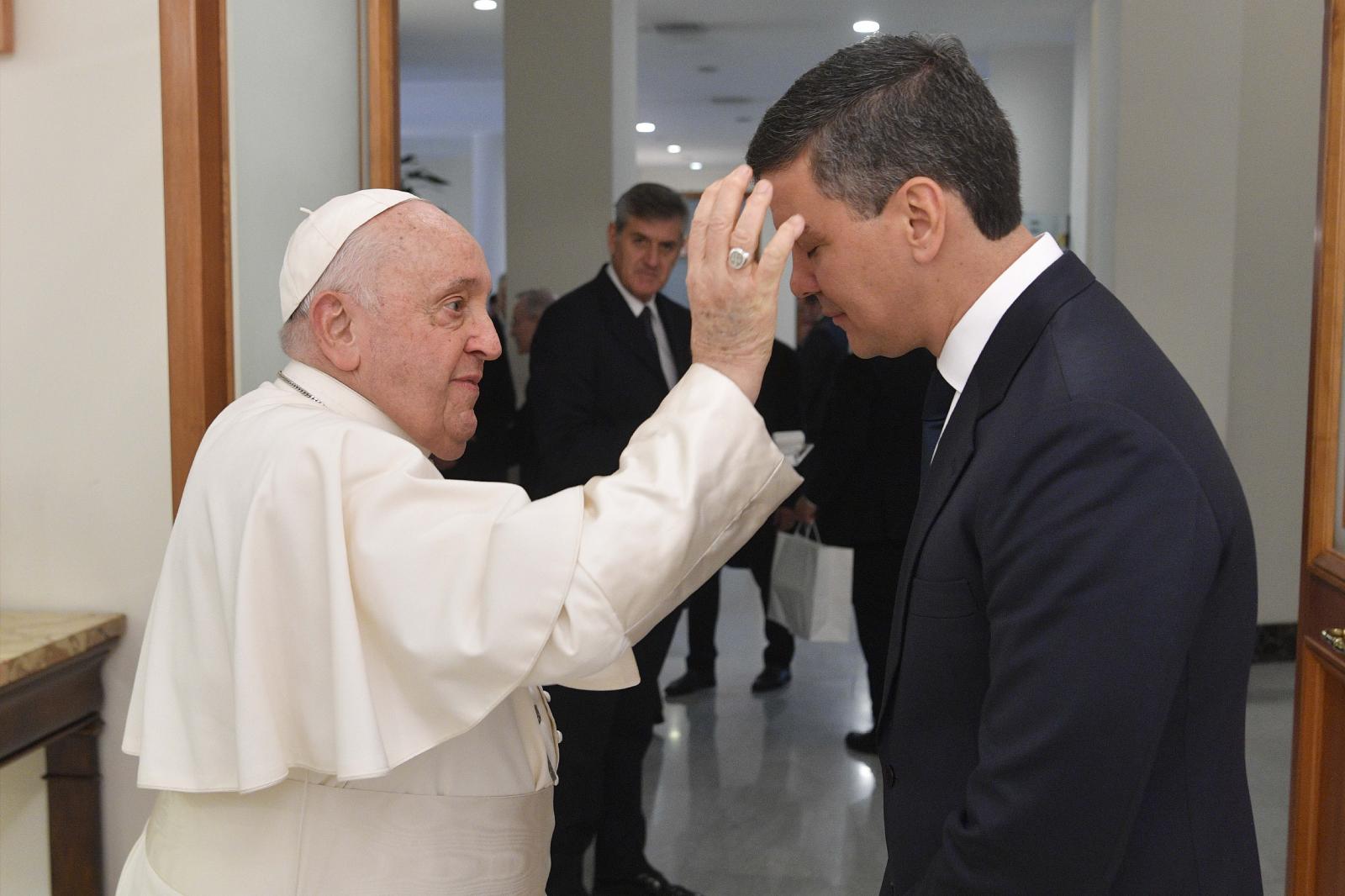 Pope Francis blesses Paraguayan president