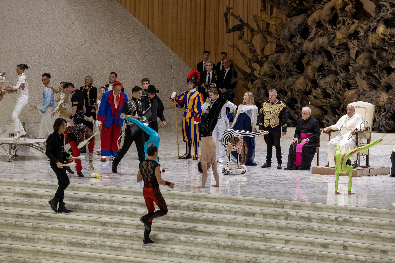 Pope Francis watches circus performers