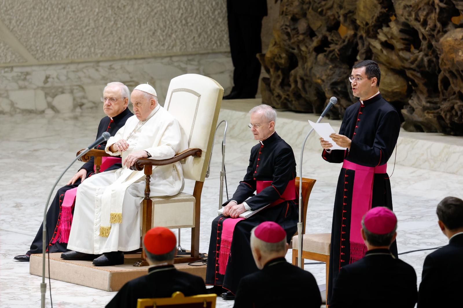 Aide reads pope's text at audience