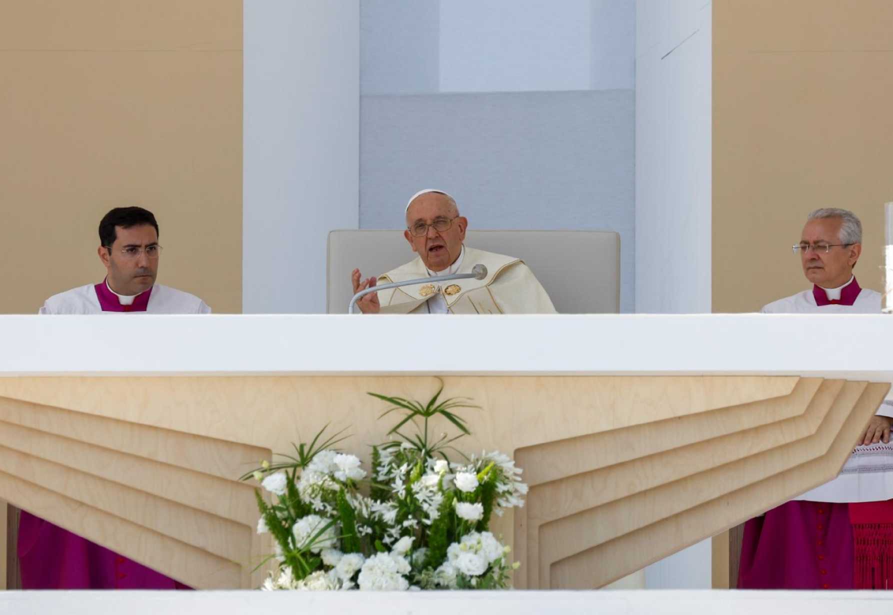 Don't be afraid to change the world, pope tells youths at WYD closing Mass