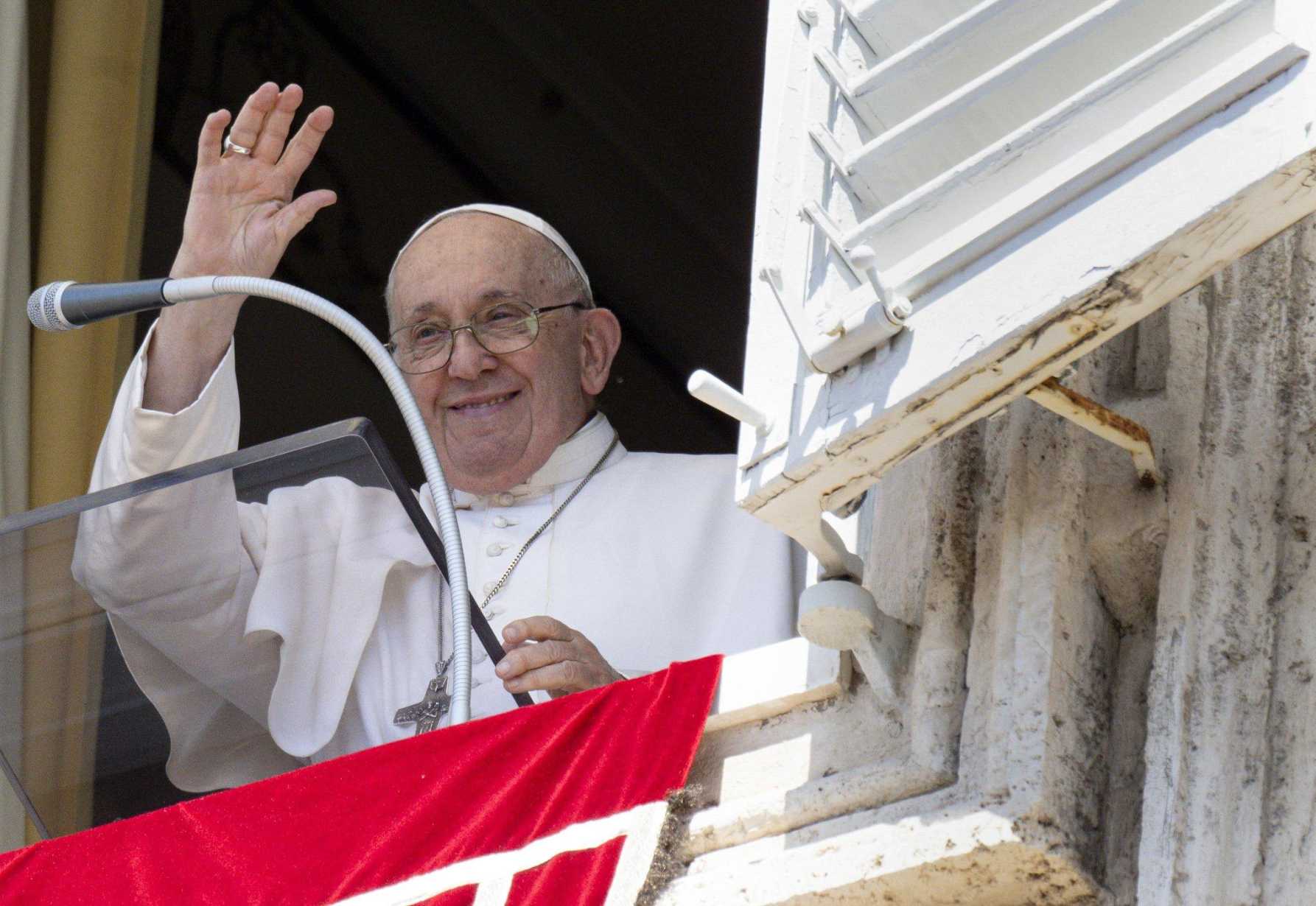 Jesus does not abandon individuals or the church, pope says at Angelus
