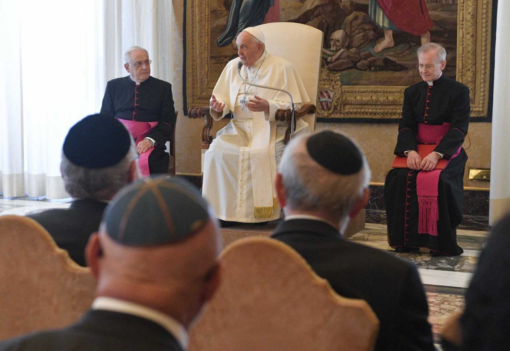 Faith is a call to dialogue and peacemaking, pope tells rabbis