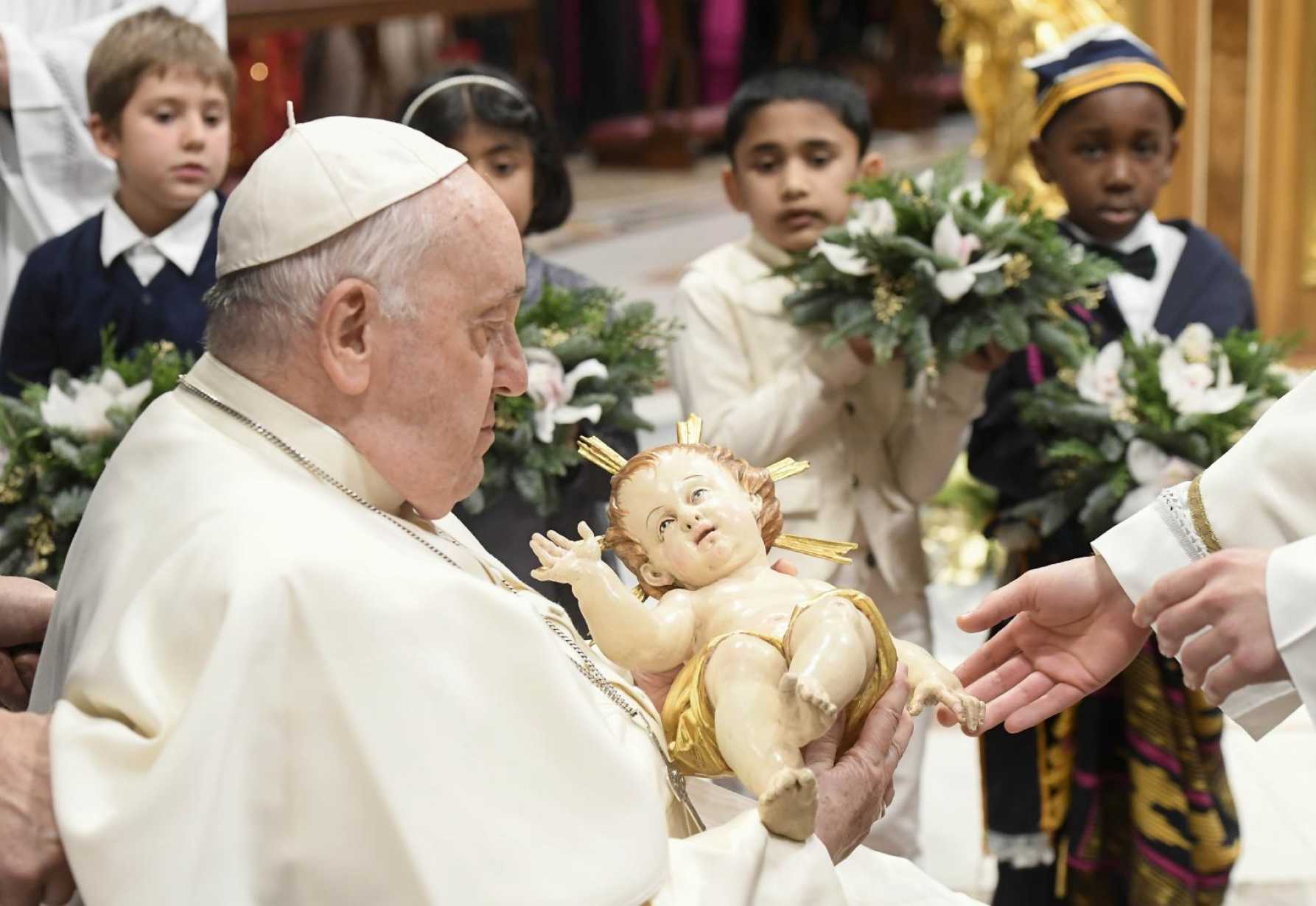 At Christmas, God shows love through 'littleness,' not power, pope says