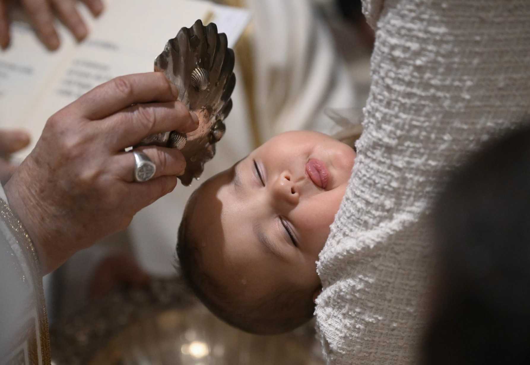 Faith is a gift to celebrate, pope says as he baptizes babies