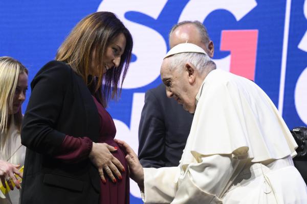 Pope blesses mother
