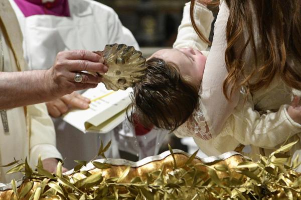 Pope Francis baptizes baby