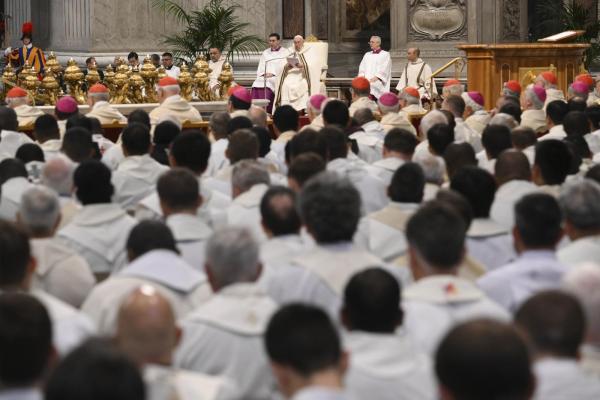 Pope celebrates chrism Mass with priests