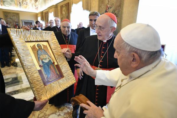 Pope Francis blesses icon