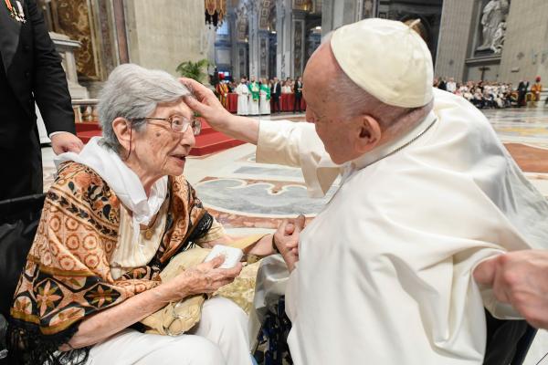 Pope Francis blesses 100-year-old woman
