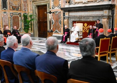 Family, community, are key to overcoming secularism, pope says
