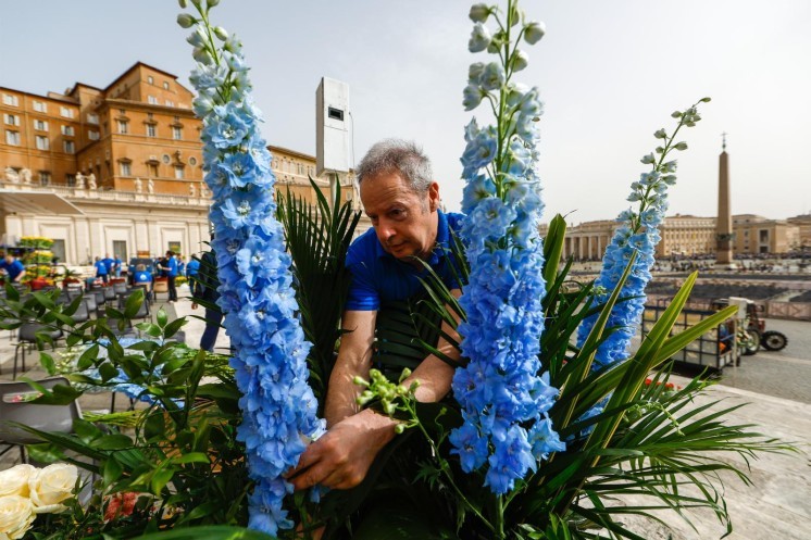 Arranging Easter flowers in St. Peter's Square